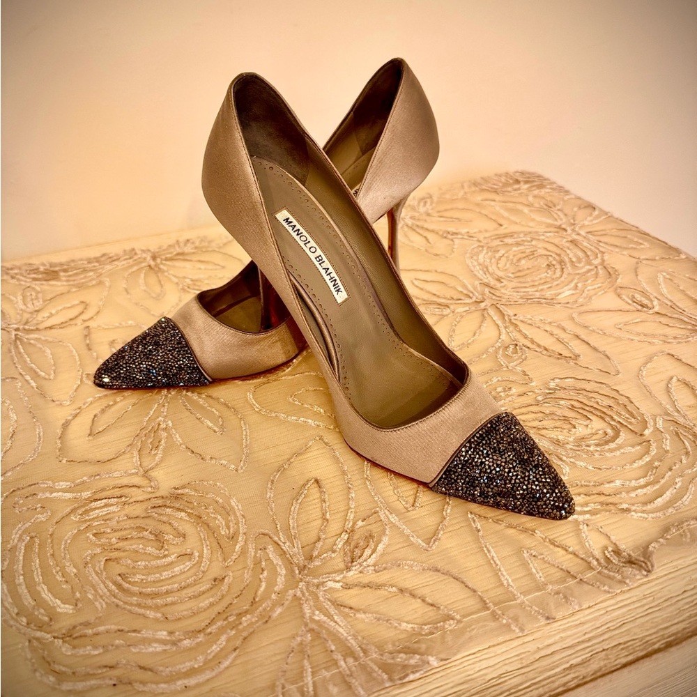 Manolo Blahnik Crystalbi pumps
Absolutely stunning!!! No box.. Dust bag only